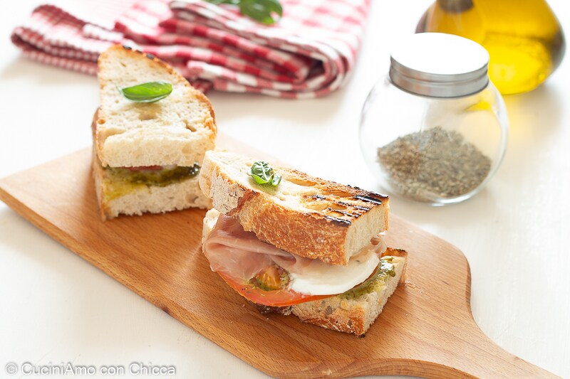 Sandwich met pesto en ham