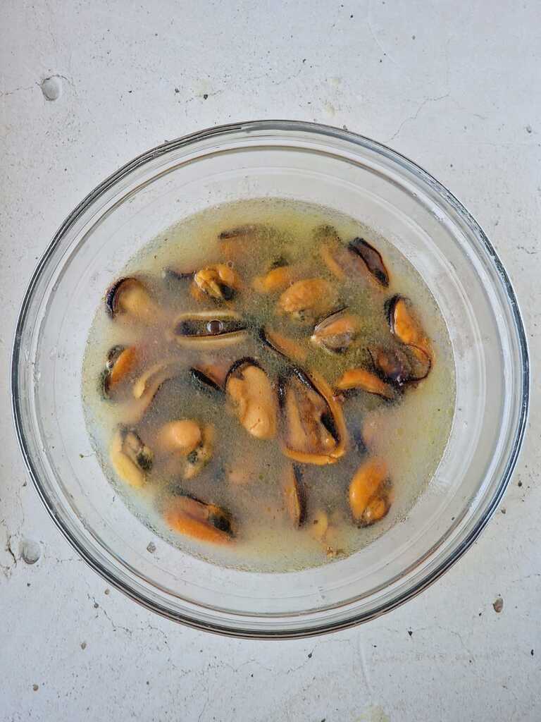 Spaghetti met mosselen en courgettebloemen