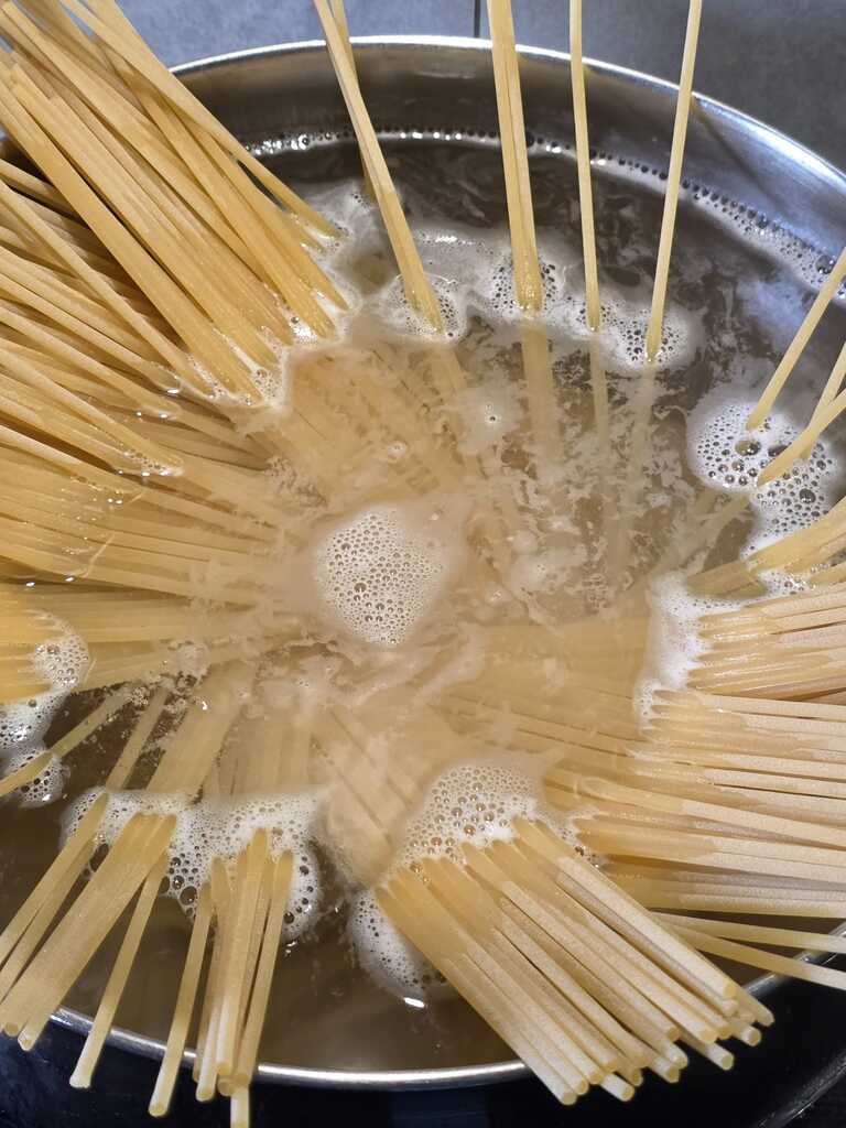Spaghetti met mosselen en courgettebloemen