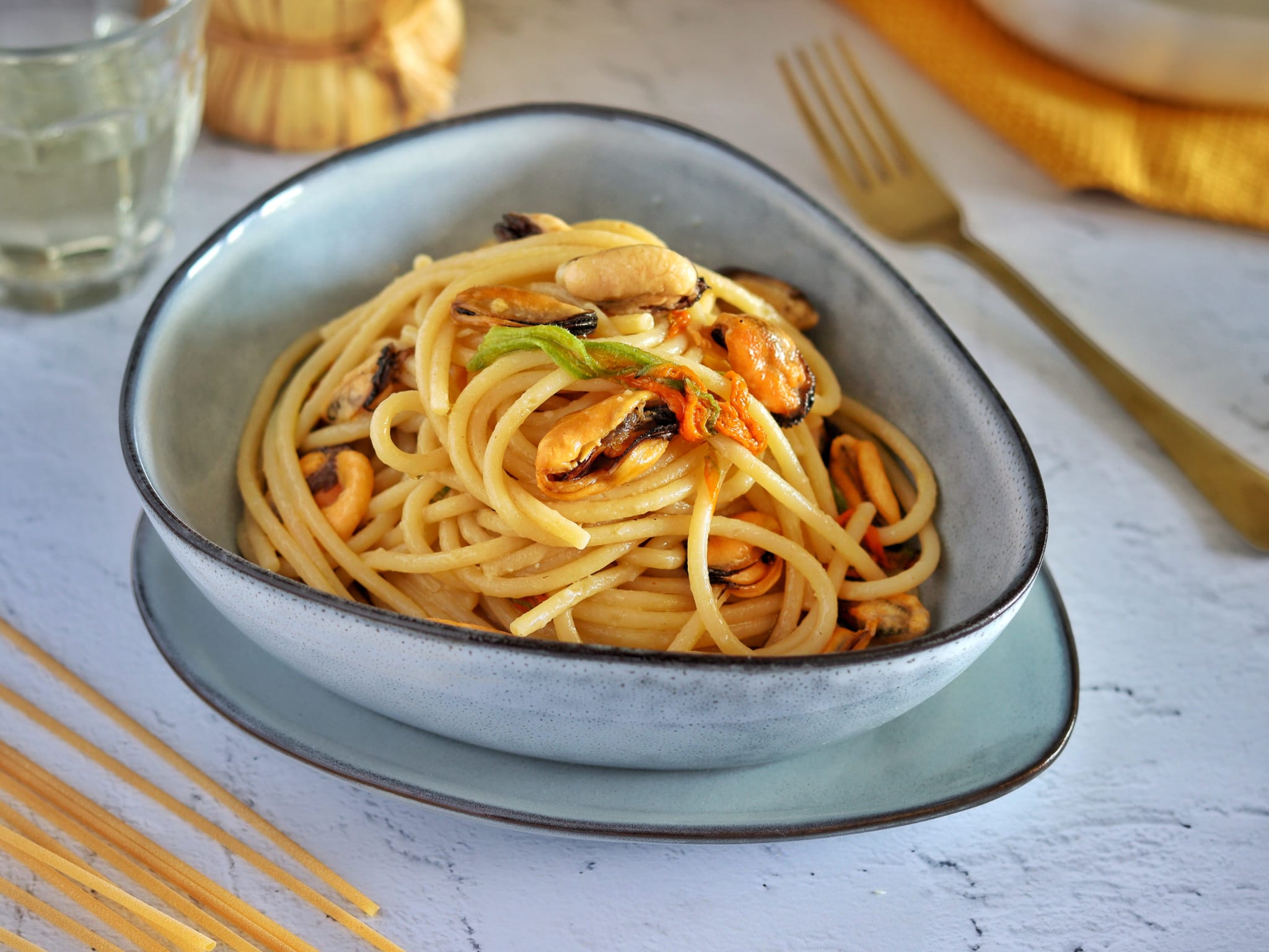 Spaghetti met mosselen en courgettebloemen
