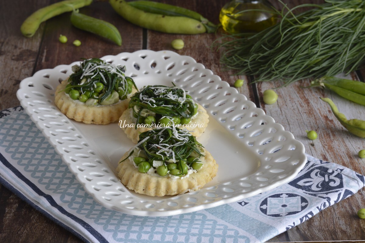 Taartjes met geitenkaas, erwten, tuinbonen en agretti