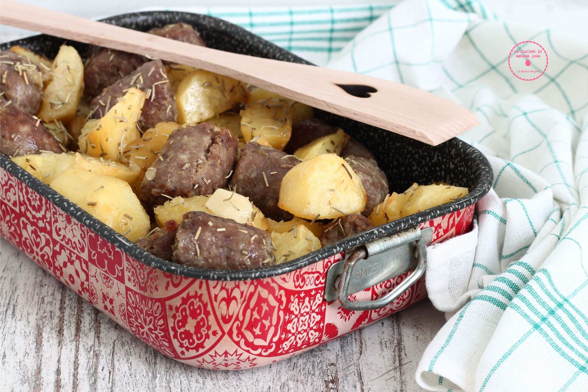 Aardappelen en worst uit de oven