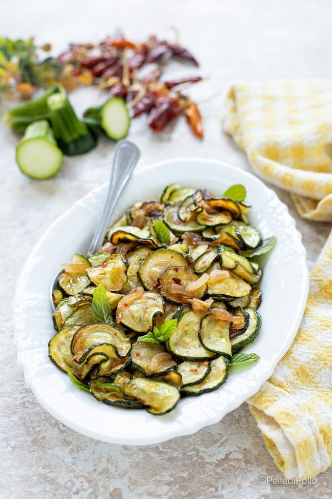 courgettes in pan in zoetzuur