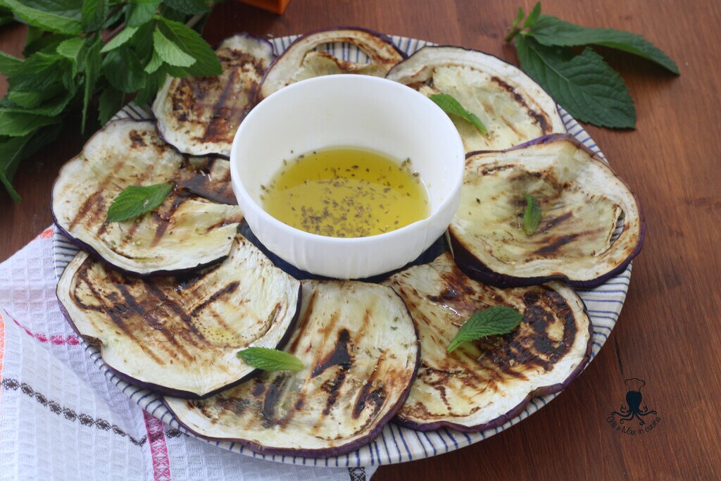 gegrilde aubergines in de pan of op de grill.