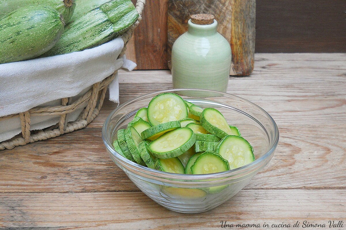 Hoe courgettes voor de winter in te vriezen, de beste methode om ze te bewaren