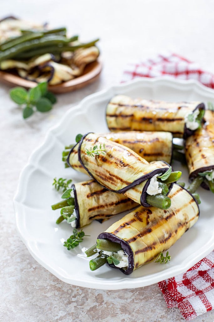 gegrilde aubergine rolletjes met sperziebonen en romige kaas
