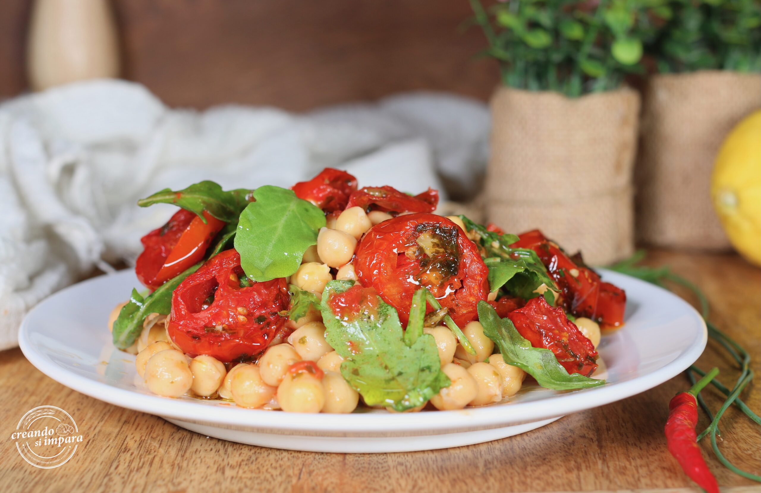 Kikkererwtensalade met marinara tomaten en rucola