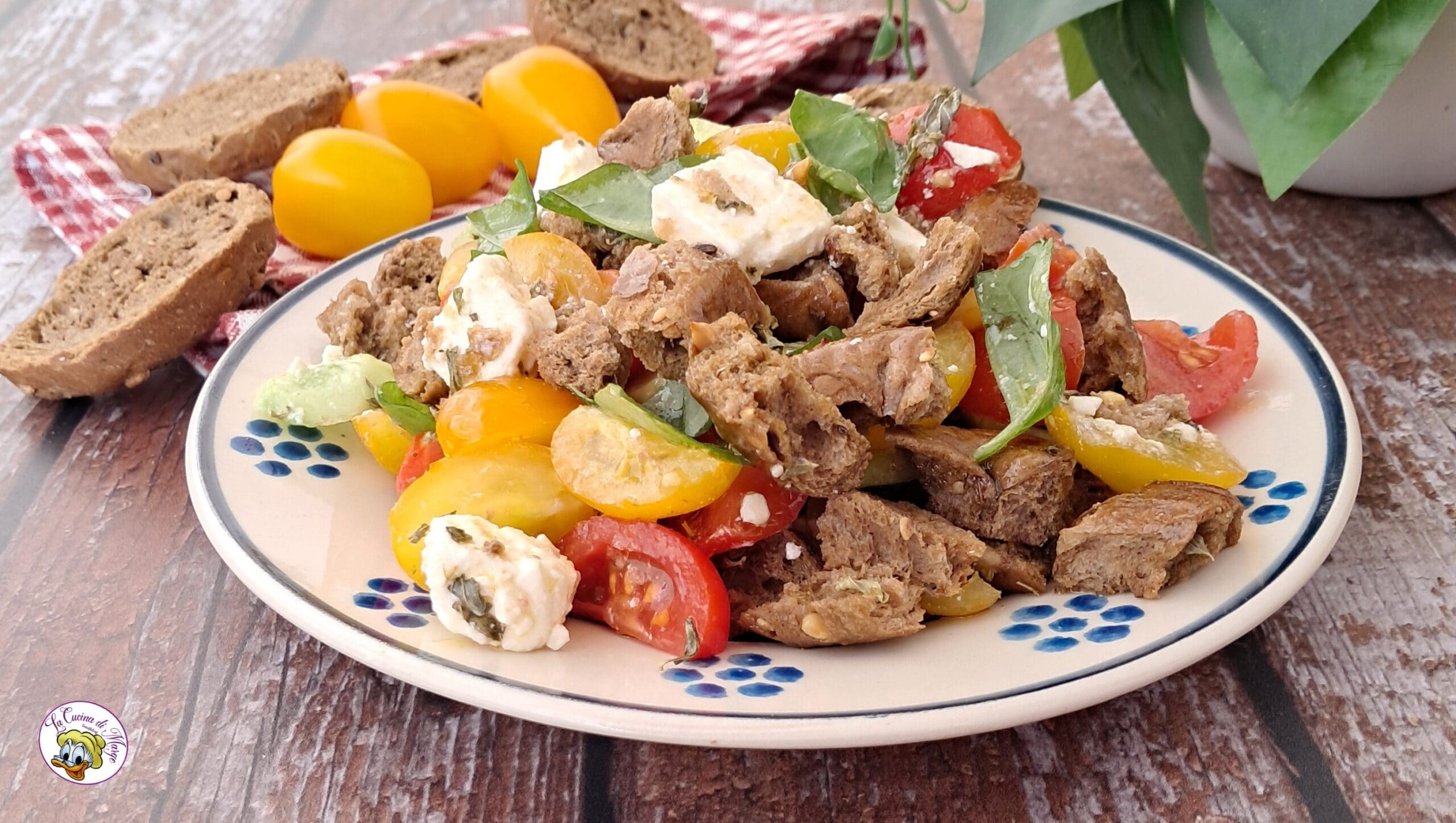 Knapperige salade met feta en cherrytomaten