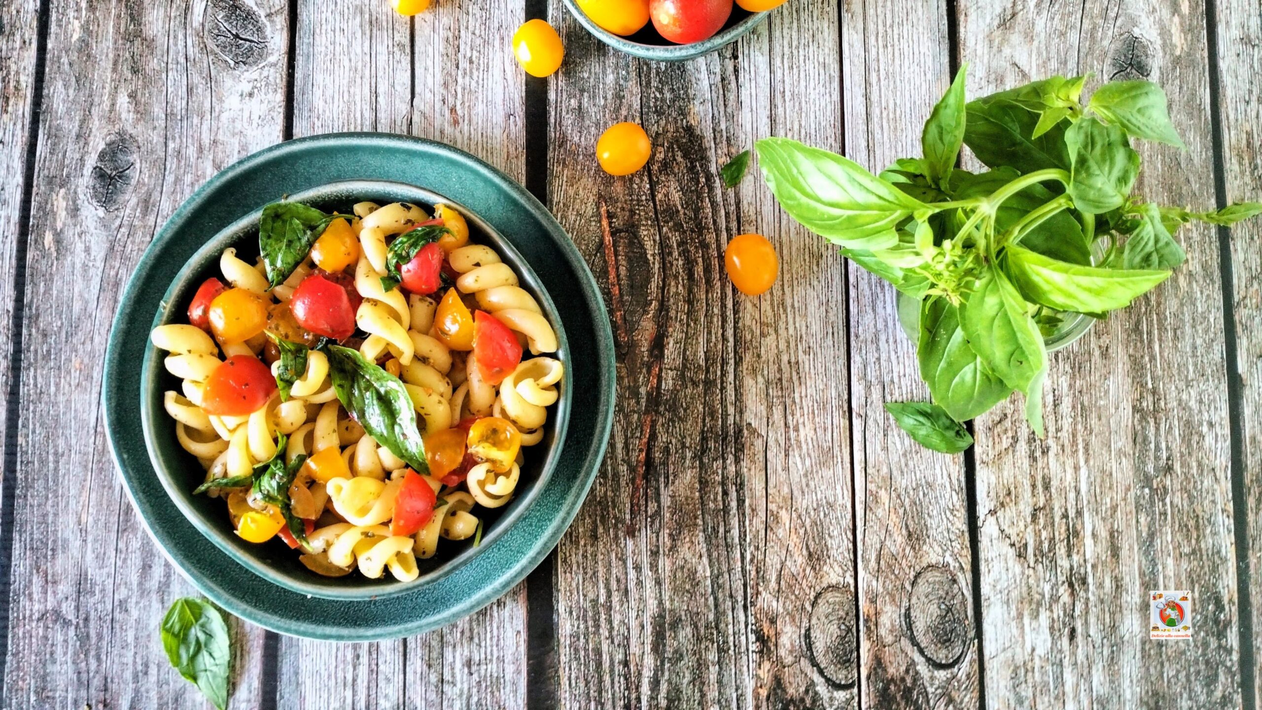 Koude pasta met cherrytomaatjes en basilicum