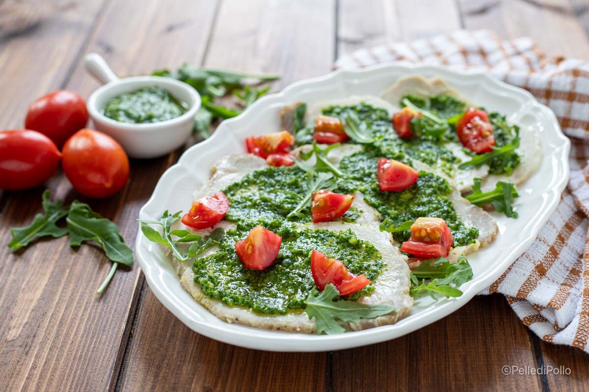 Koude gebraden rollade met rucola en tomaten