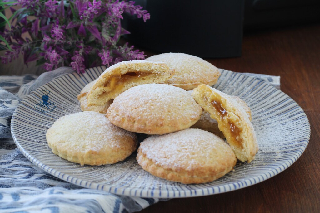 met luchtfriteuse gevulde koekjes met jam
