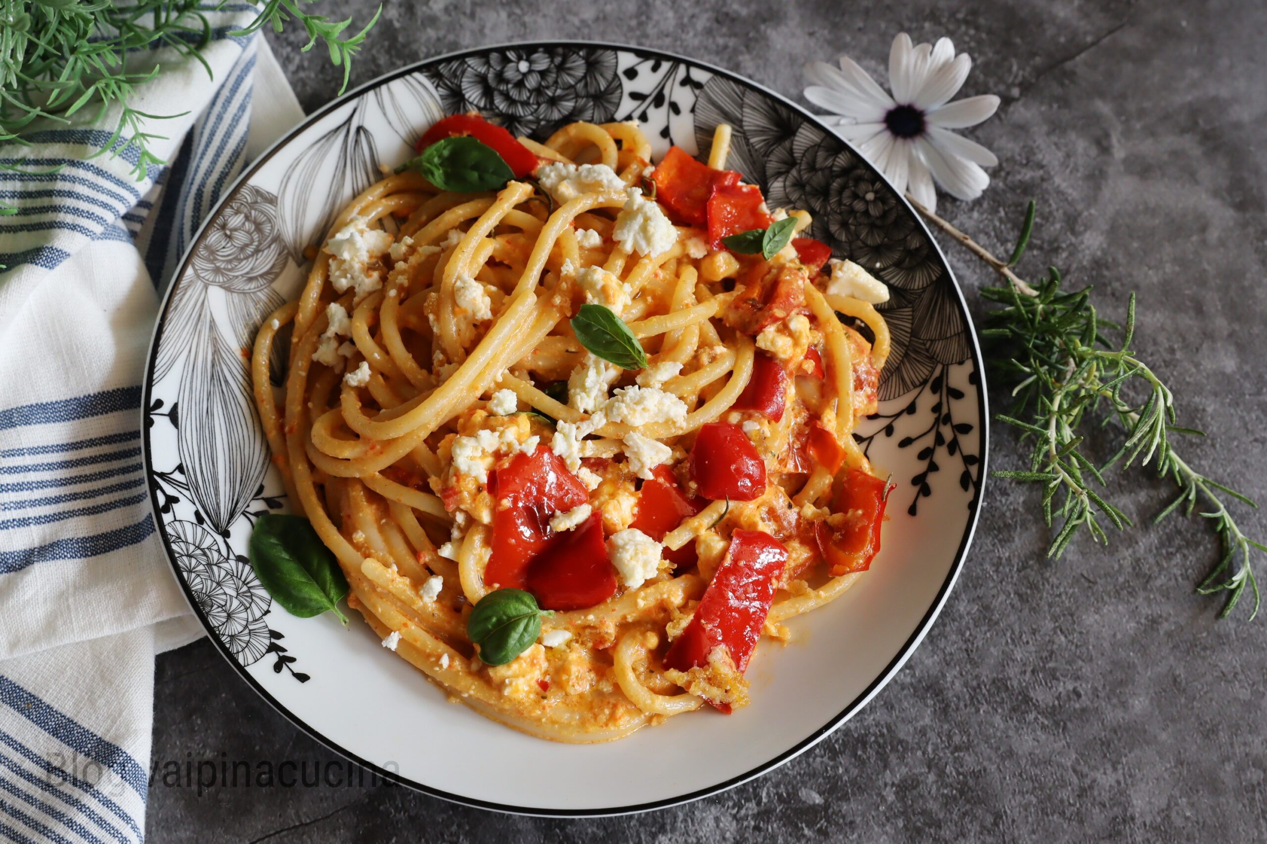 Spaghetti met paprika en feta uit de oven