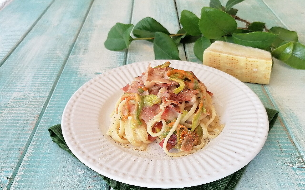SPAGHETTI MET PARMEZAANSAUS, SPECK EN POMPOENBLOEMEN