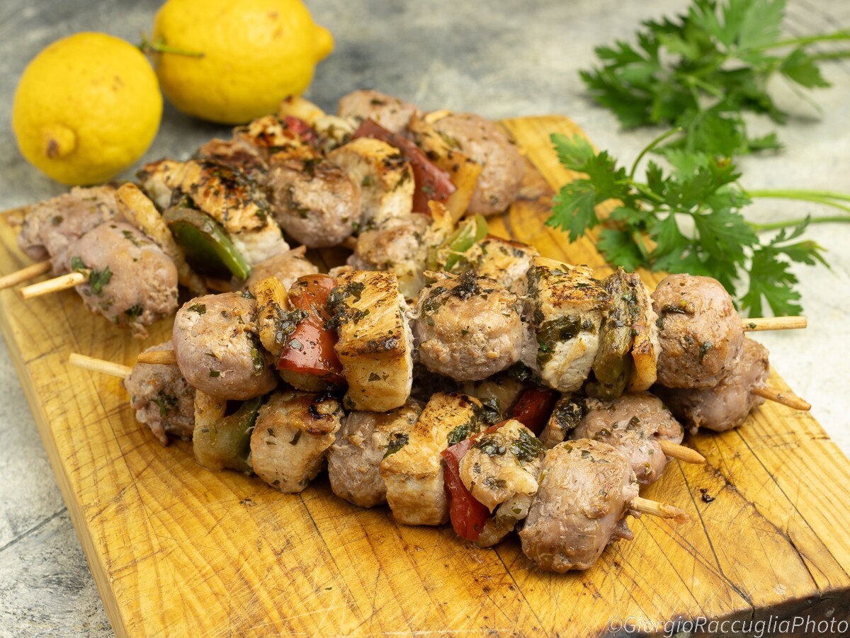 Spiesjes gebakken in de pan: eenvoudig en snel recept voor een smakelijk hoofdgerecht