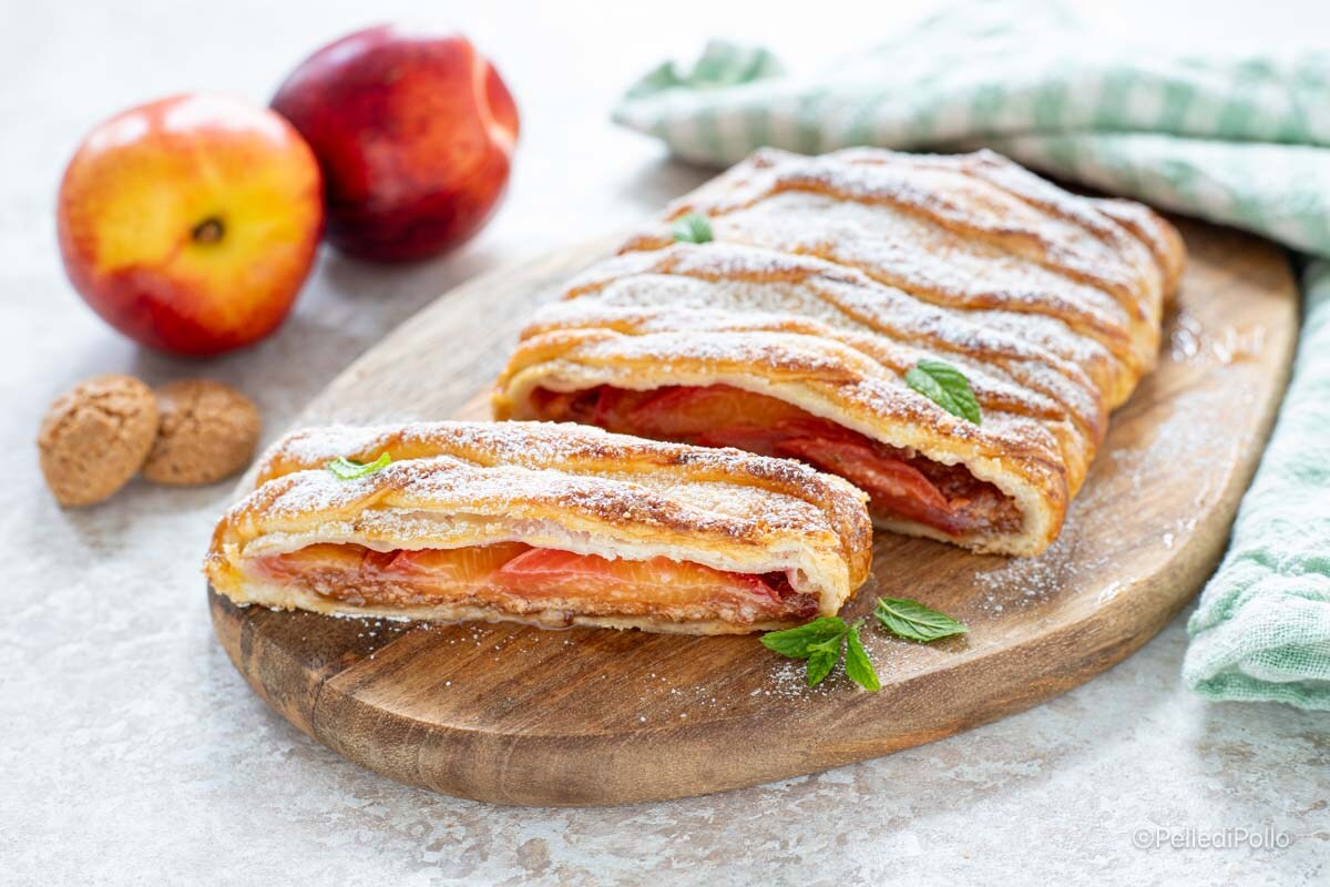 Strudel met perziken en amaretti