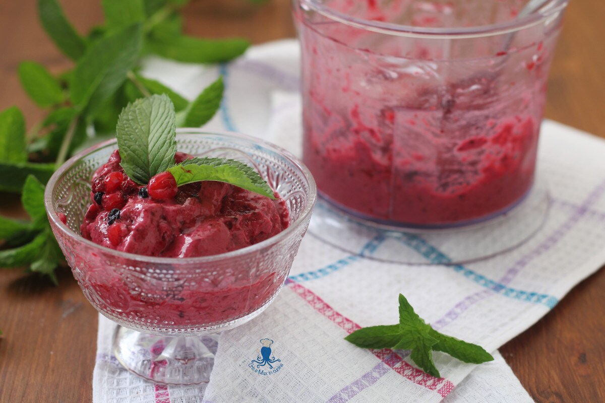 Suikervrij roomijs met rood fruit en Griekse yoghurt, klaar in 5 minuten.