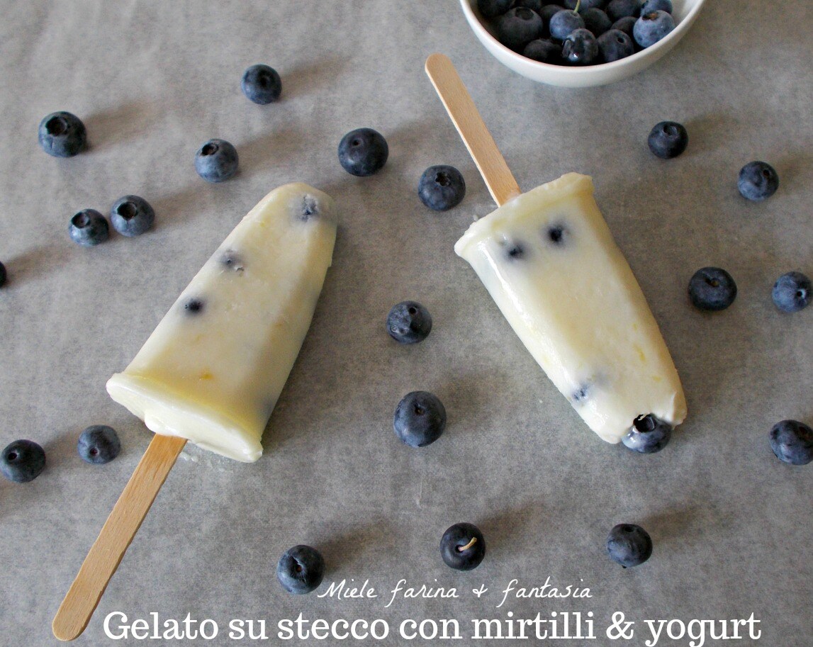 Yoghurtijsjes met bosbessen op een stokje