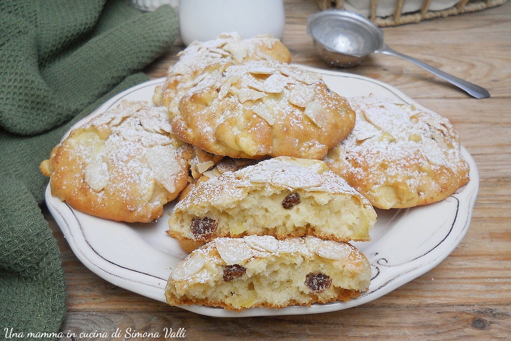zachte koekjes met appels, rozijnen en amandelen
