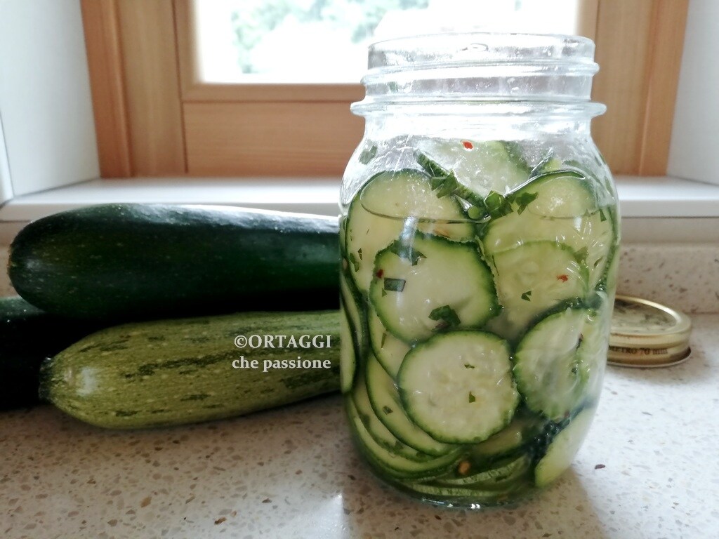 zoetzure courgettes in pot