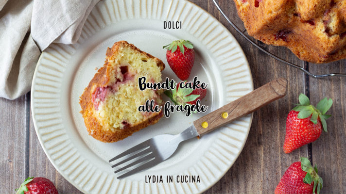 Bundt cake met aardbeien en Griekse yoghurt