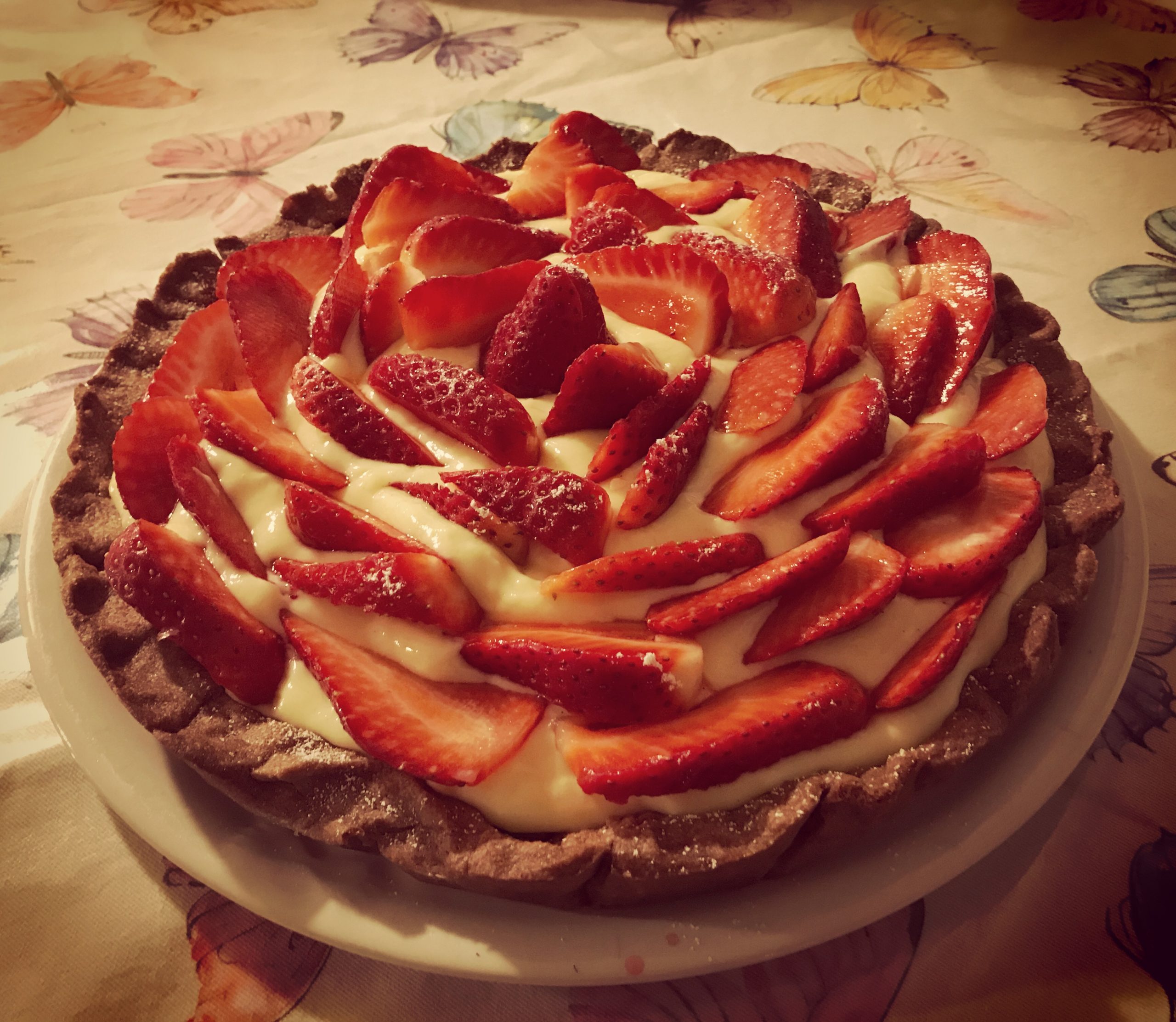 CHOCOLADETAART MET BANKETBAKKERSROOM EN AARDBEIEN