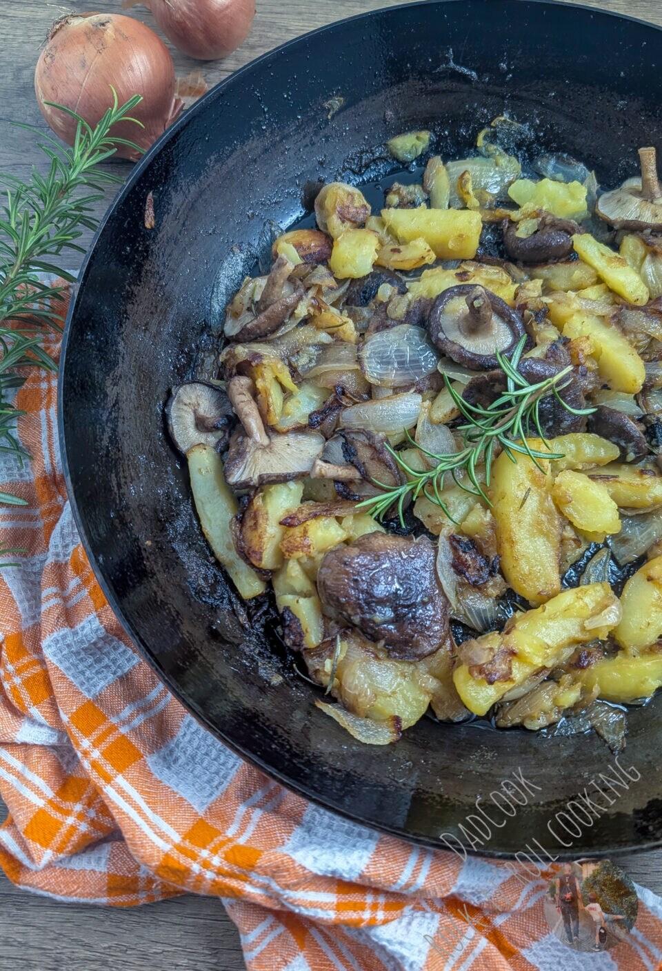 Paddenstoelen en Aardappelen in de Pan: Eenvoudig en Snel Recept met Ui en Rozemarijn