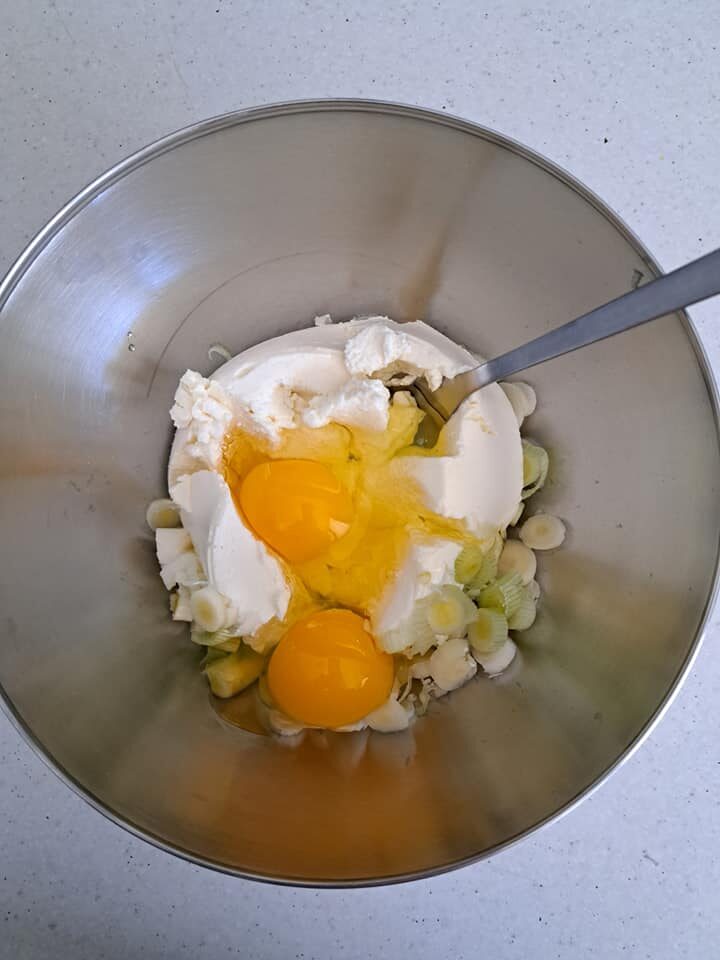 hartige taart met speck en lente-uitjes