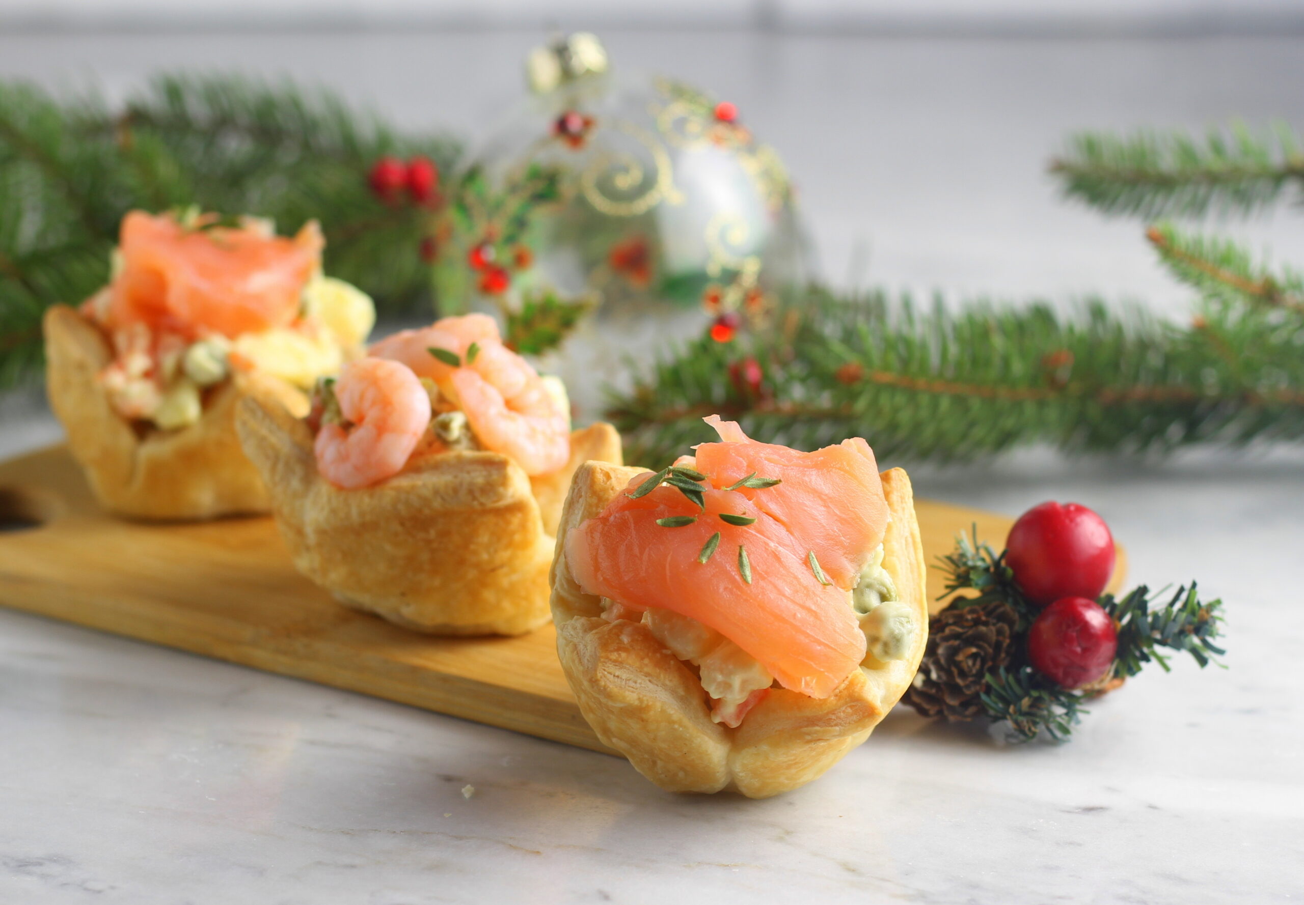 Mandjes met Russische salade, zalm en garnalen