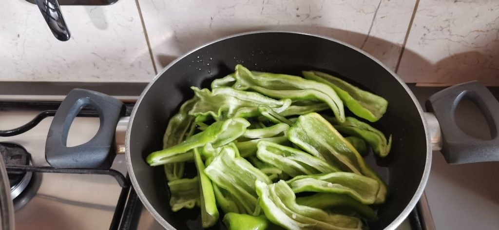 Pasta met friggitelli en worst