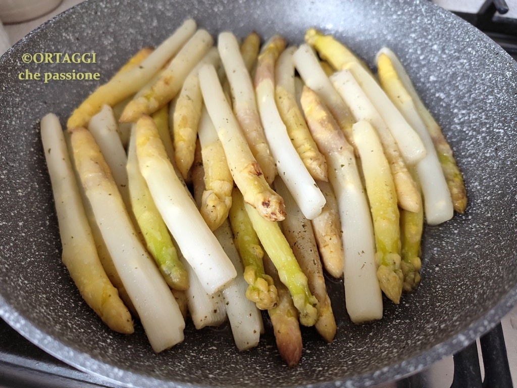 witte asperges in de pan heel