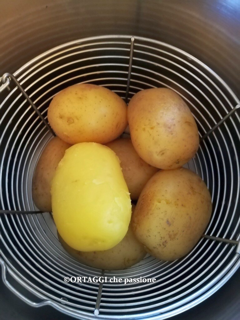 gekookte aardappelen in snelkookpan gestoomd
