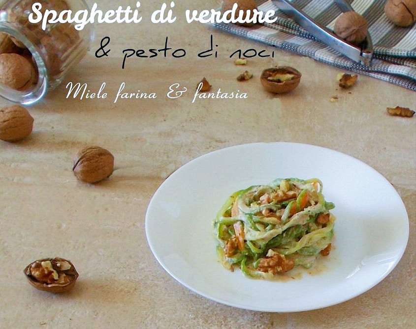 Courgette en wortelspaghetti met walnotensaus