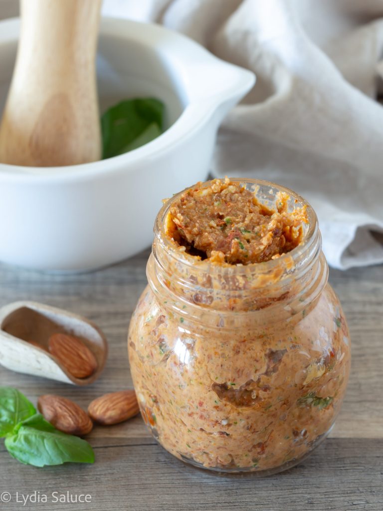 pesto van zongedroogde tomaten amandelen en basilicum