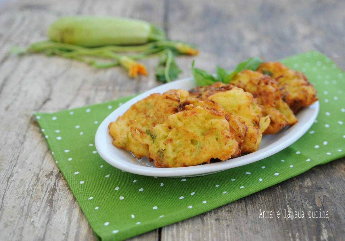 Smakelijke courgettebeignets met kurkuma