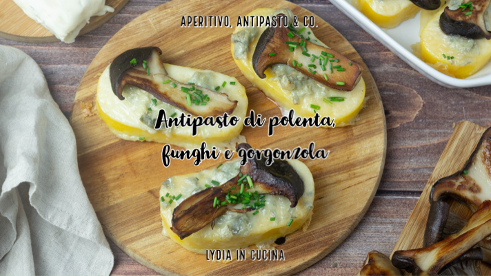 Voorgerecht van polenta, paddenstoelen en gorgonzola