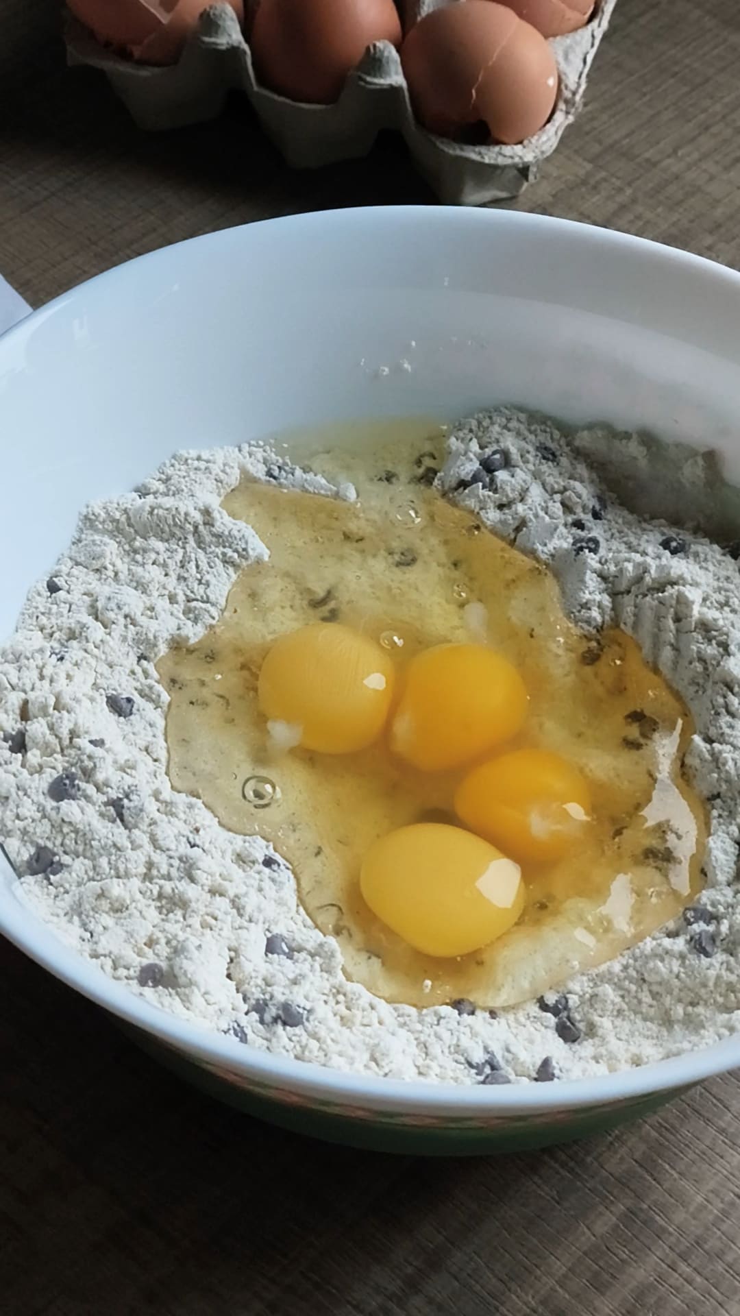 Kruid de broodstukjes voor croutons