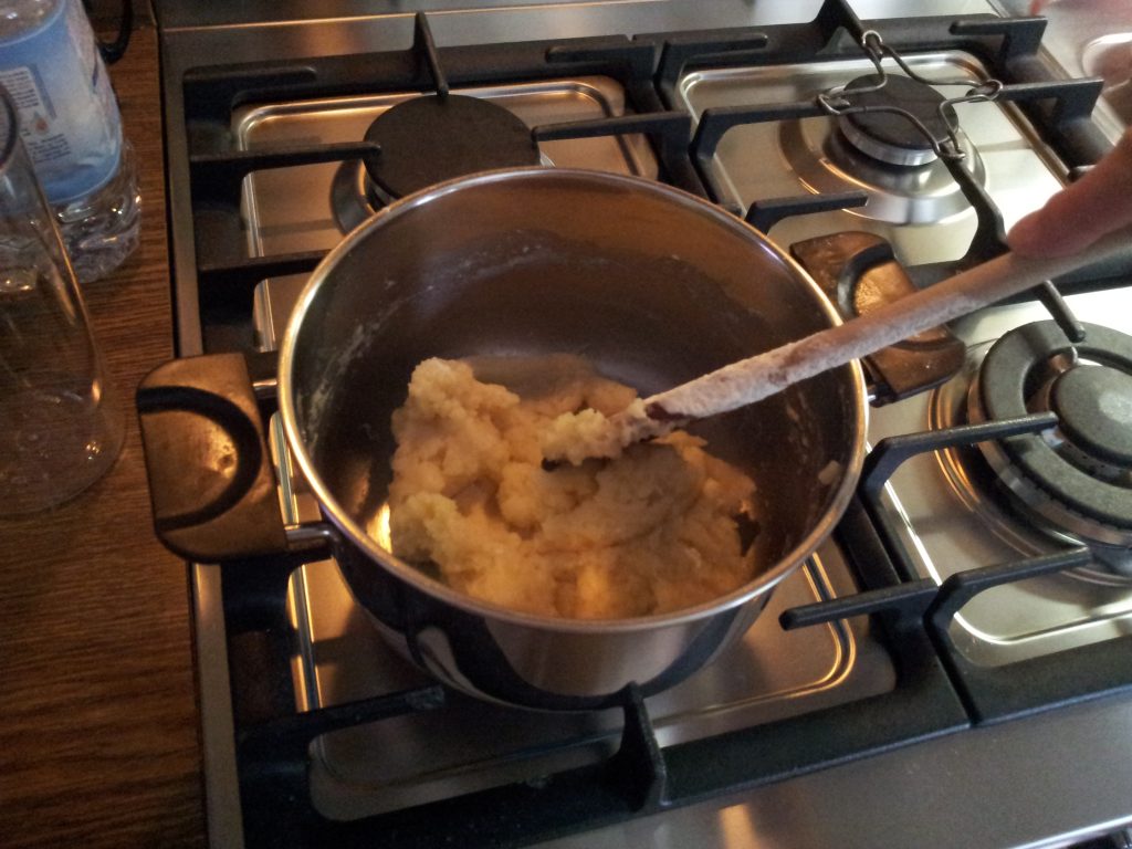Bereiding van het soezenbeslag voor soesjes: glad en goudbruin deeg in een pan
