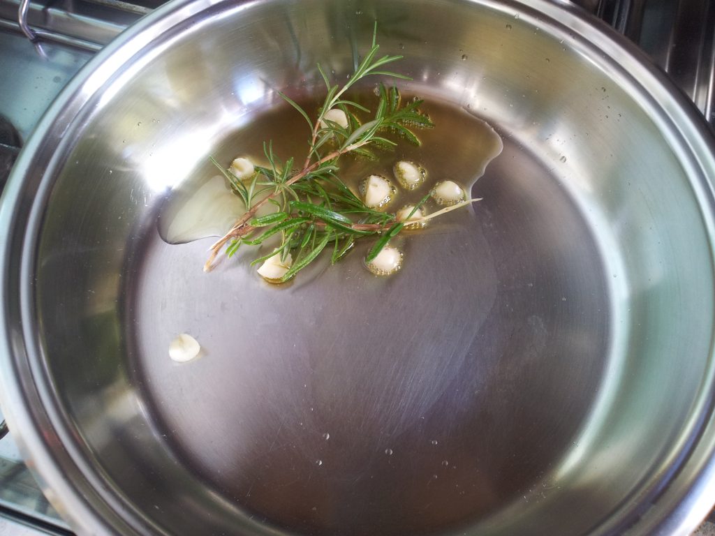 knoflook en rozemarijn in de pan