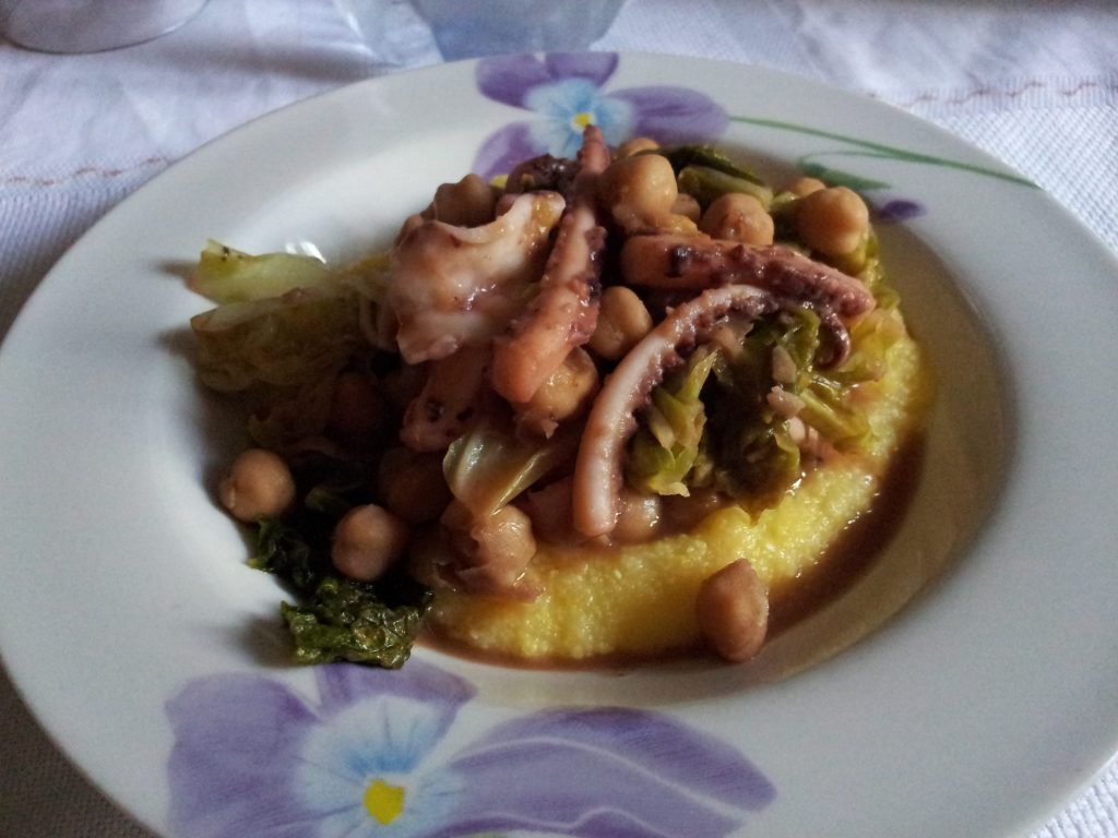 Polenta met savooiekool, kikkererwten en pijlinktvis