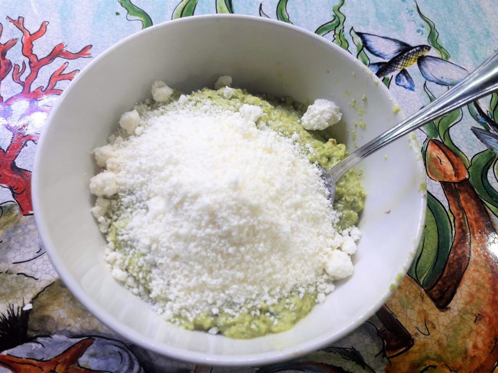 Bewaar de boerenkool pesto in de koelkast, in een luchtdichte container, gedurende 2-3 dagen, zorg ervoor dat de saus bedekt is met een laagje olie. Het is mogelijk om de pesto in kleine potjes in te vriezen en daarna in de koelkast of op kamertemperatuur te ontdooien.