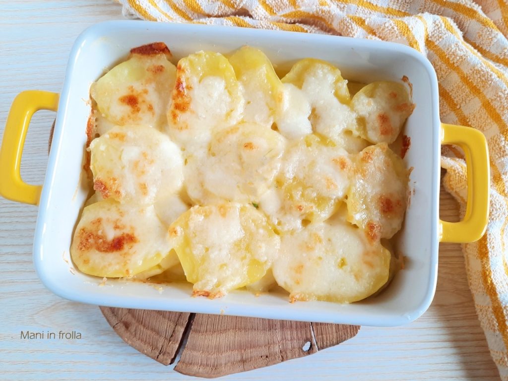 Gegratineerde aardappelen uit de oven met gesmolten kaas