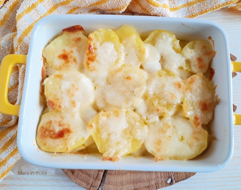 Gegratineerde aardappelen uit de oven met gesmolten kaas