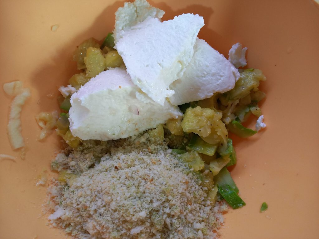 De courgettes gevuld met ricotta en kerstomaatjes