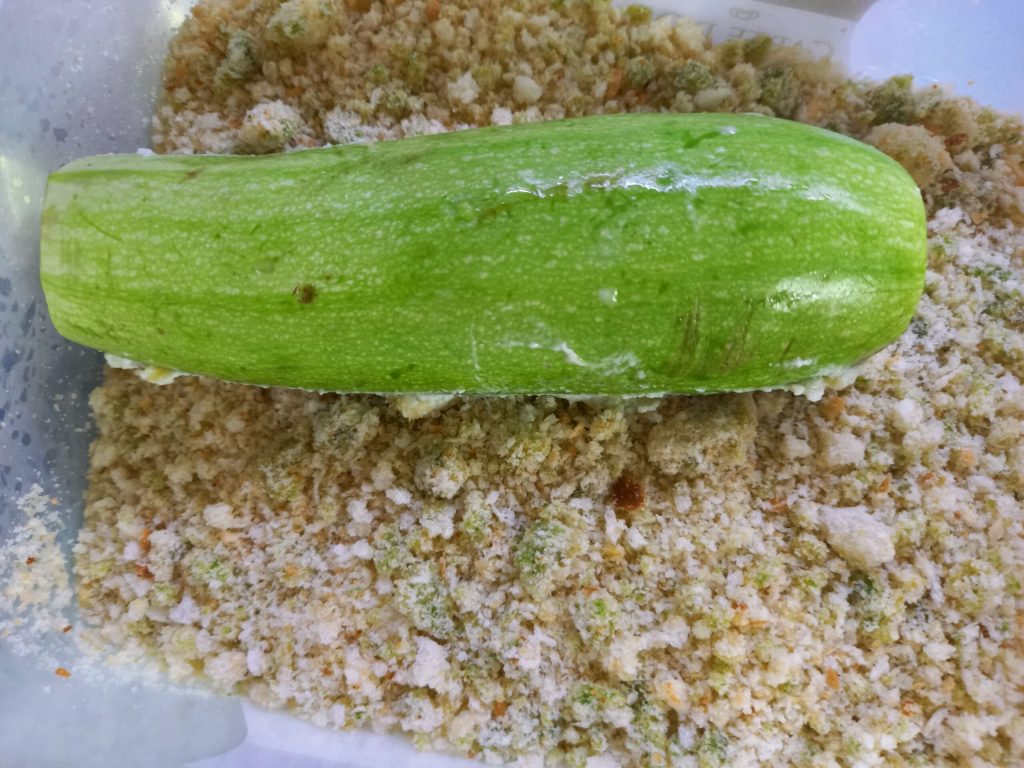 De courgettes gevuld met ricotta en kerstomaatjes