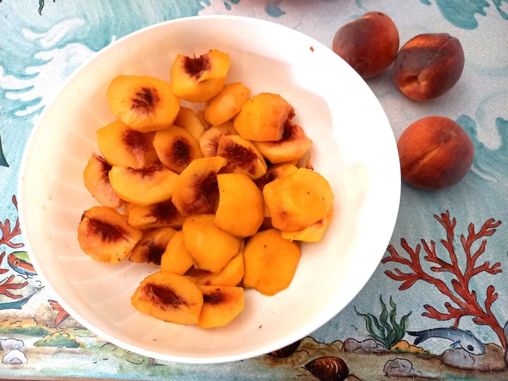 Voor een nog smakelijker effect, kunt u 100 ml room aan de yoghurtcrème toevoegen. · U kunt alle ingrediënten voorbereiden en ze goed afgedekt in de koelkast bewaren, zelfs voor een dag. U zult de glazen pas vullen als u ze gaat serveren.