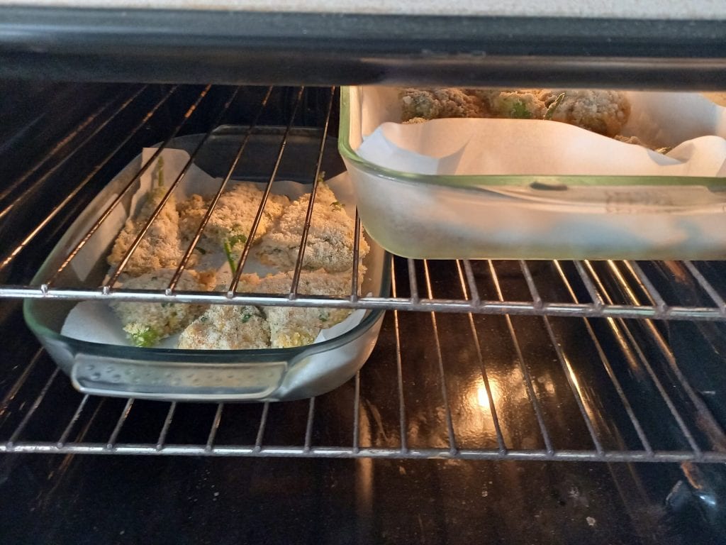 Gevulde en gepaneerde courgettebloemen