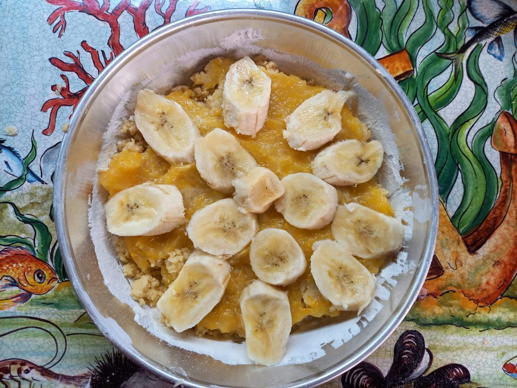 Zachte kruimeltaart met banaan en sinaasappel