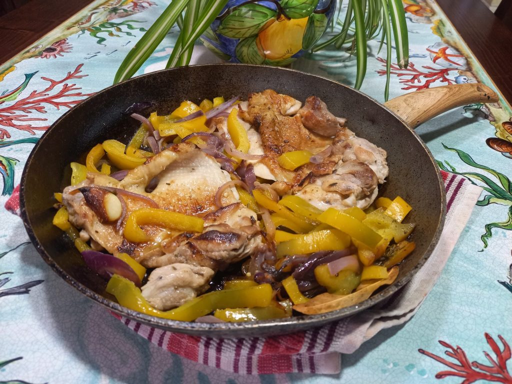 Kipsteak met paprika in de pan