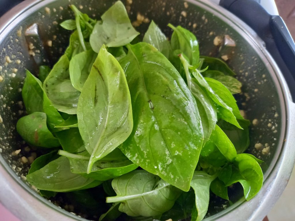 Basilicum- en amandelpesto