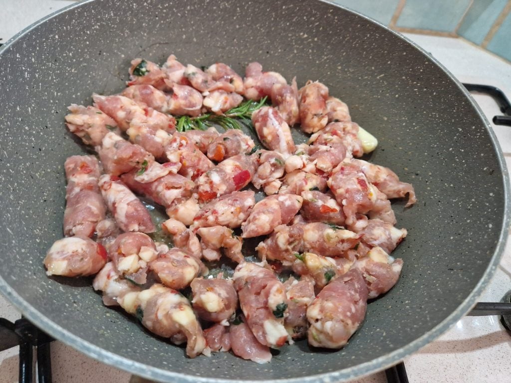 De pasta met aardappelroom en worst